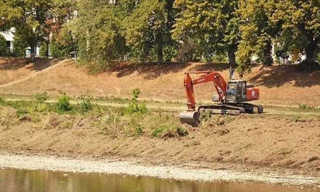 Реставрацию набережных начали в Ужгороде  (фото)