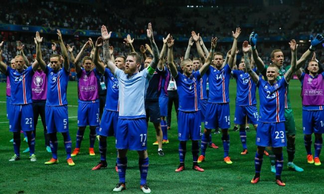 Ісландського футболіста вилучили з поля через незрозумілу помилку арбітра