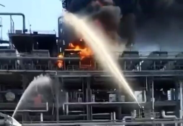 Пожар на российском нефтеперерабатывающем заводе, скриншот с видео