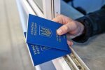 Паспорт та квитки на тлі карти світу