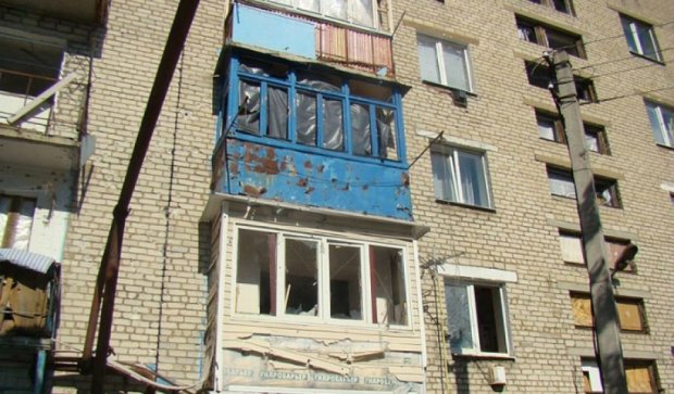 Бойовики продовжують нівечити житлові будинки Донбасу (фото)