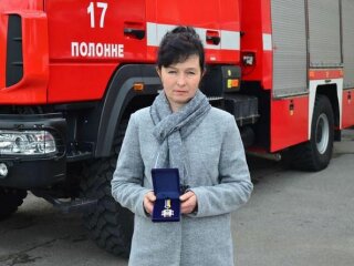 Хмельниччанка винесла із палаючої хати двох дітей, фото ГУ ДСНС в області