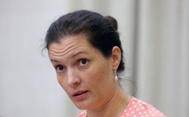 Скандал у МОЗ: Скалецька не звернула уваги на колег і втекла, не відповівши на питання