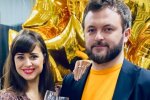 Жену Дзидзьо в бикини застукали на мокрых развлечениях с красавчиком: пока муж колядует