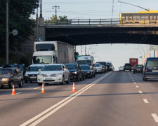 Банда безумных гопников громила битами авто в центре Киева: видео с привкусом 90-х