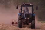 Трактор, кадр из видео, изображение иллюстративное: YouTube