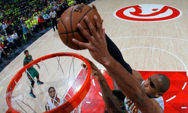 НБА: Круті данки через руки суперників в найкращих моментах ігрового дня