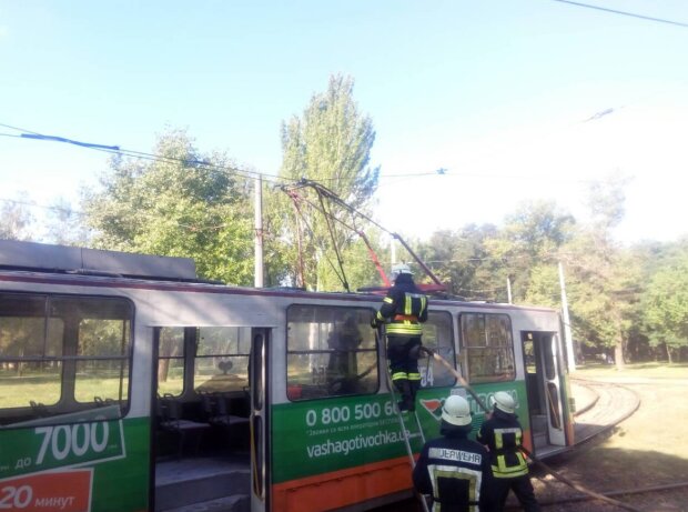 Спасайтесь, кто может: в Одессе трамвай вспыхнул на ходу, дорожный ад попал на видео