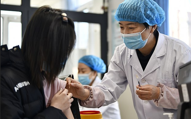 Медицинский работник вакцинирует реципиента вакциной COVID-19, фото:dailymail