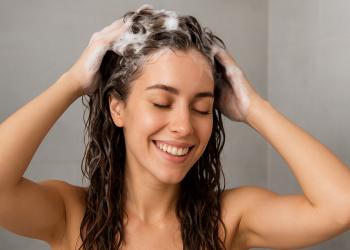 Мытье головы, изображение Знай.ua