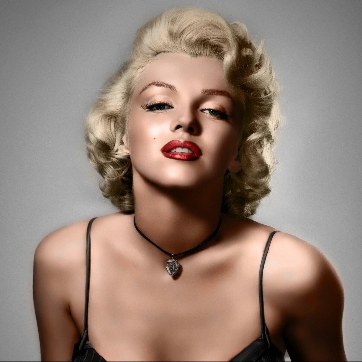 Әйелі үштікте құрбының кискасын жалайды Хатира Ислам жыныстық қатынаста