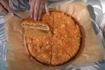 Приготування цибулевого пирога, скріншот: Youtube