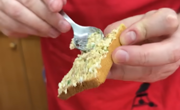 Еврейская намазка, кадр из видео