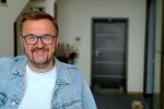 Галантний Олександр Пономарьов закохав у себе українок 8 березня