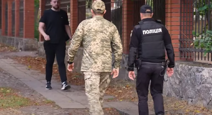 Поліція та ТЦК. Фото: скрін youtube