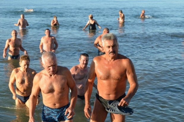 Моржи в Запорожье устроили массовый заплыв: кадры не для мерзляков