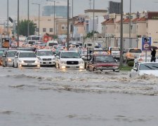 Страшный дождь разрушает все в Саудовской Аравии и Катаре (видео)