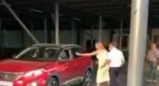 В Киеве пьяная автоледи угодила в ДТП и устроила стриптиз копам - муж "успокоил"