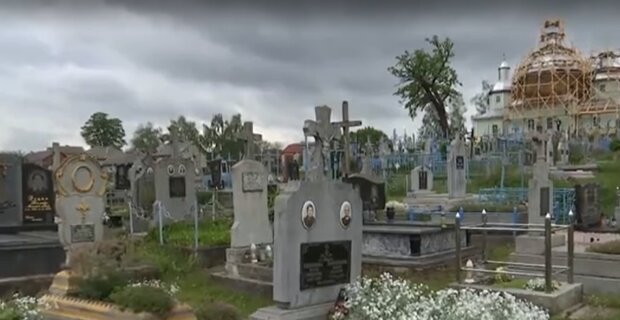 На Львівщині священик прибрав з кладовища пластикові квіти, село в ауті - чим тепер прикрашати "лисі" могили