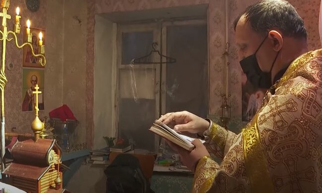 Священик, скріншот: Youtube