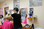 У Києві спритна блондинка скоїла дивну крадіжку в перукарні, - ганебний момент потрапив на відео