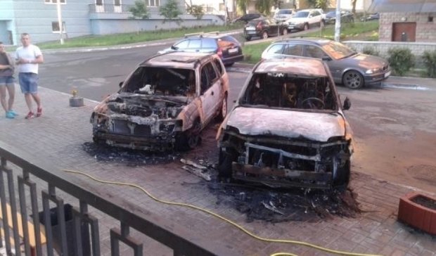 Вночі в Києві спалили 2 дорогих позашляховики