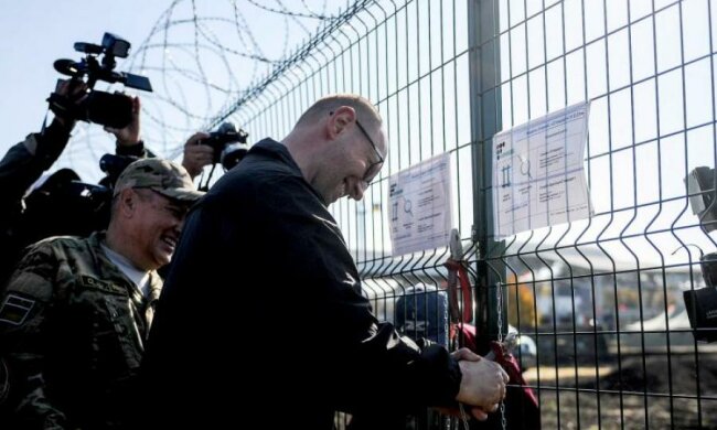 Стена Яценюка: как грабили украинцев, чтобы "закрыться" от России