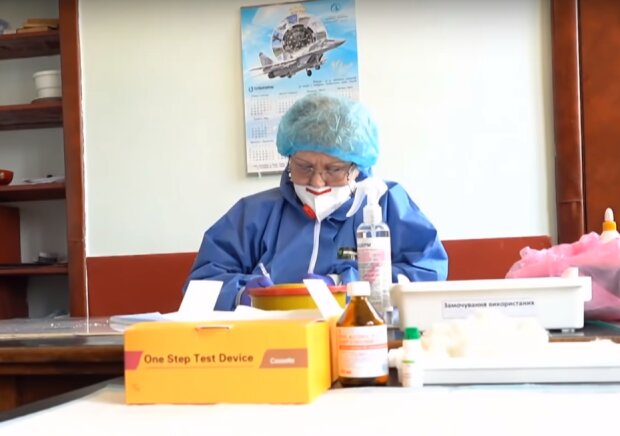 врач за работой, скриншот из видео