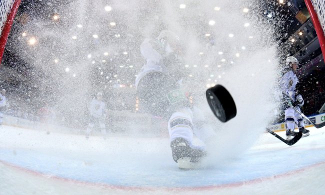 Родители устроили жесткую драку на хоккейном матче детских команд: видео