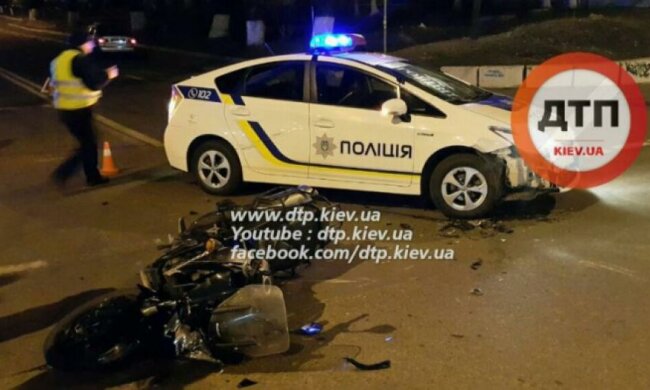 Поліцейський Prius і мотоцикліст зіткнулись у столиці (фото, відео)