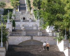Напівзруйнована пам'ятка Криму потопає в смітті: фото