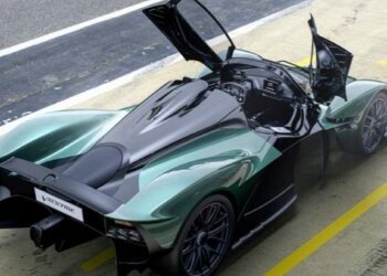 Aston Martin Valkyrie Spider. Фото: CarBuzz