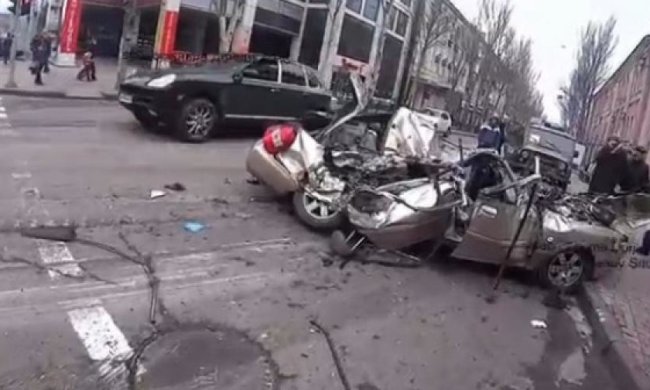 Боевики "ДНР" на танке переехали автомобиль с гражданскими