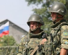 Російські військові контролюють кордон на Донбасі