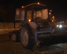 У Львові п`яний комунальник трактором протаранив автомобіль