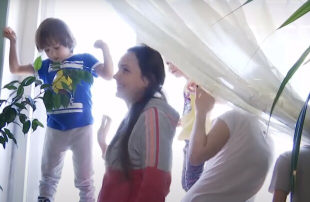Во Львове к тяжело больным малышам "прилетели" супергерои: костюмы, конфеты и счастливые улыбки