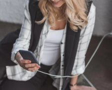 Смартфон на зарядке