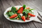 Не только в десерт – эксклюзивные рецепты салатов с клубникой, которые заставят просить добавку