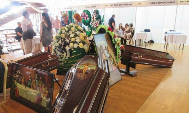 В Криму курортний сезон відкрили виставкою трун