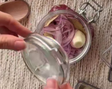 Маринована цибуля, кадр з відео