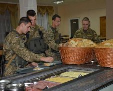 Жах і ганьба: бійці показали, чим їх годують не на камеру
