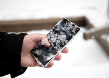 Мобільний телефон, сніг. Фото з вільних джерел