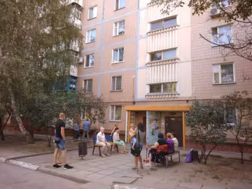 "Прости мене, котик": п'яний дніпрянин намагався потрапити додому незвичайним способом, відео підірвало мережу