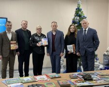 "Святой Николай - детям Харькова": Николай Томенко передал украинские книги и подарки подземной школе