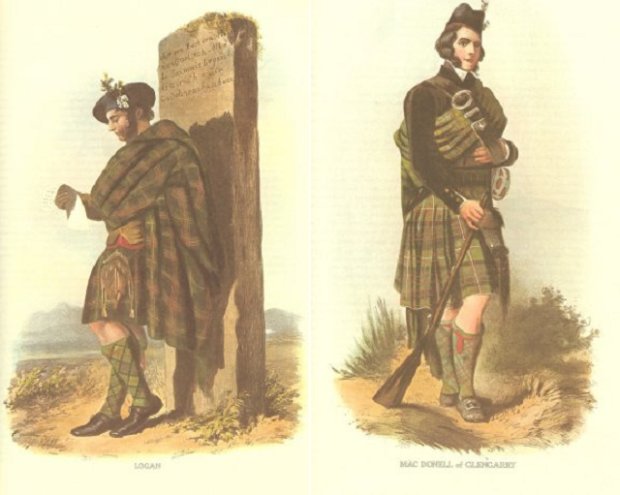 Брюнетка в шотландской юбке показывает писю задрав ножку