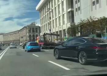 Евакуатор забирає машину / фото: Telegram