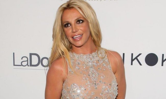 Оце мамочка: Брітні Спірс похизувалась фігурою у відвертому міні 