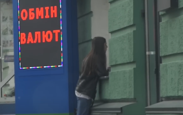 Долар може відхилитися від прогнозованої траєкторії: що буде з курсом
