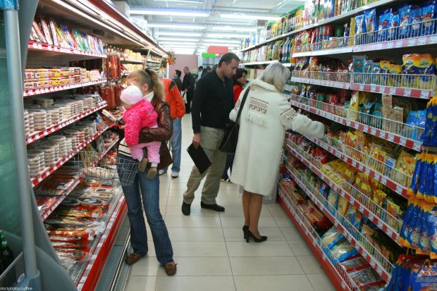 Охранники киевского супермаркета жестоко избили покупателей: причина шокирует