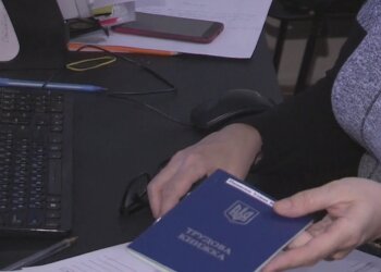 Трудовые книжки, кадр из видео